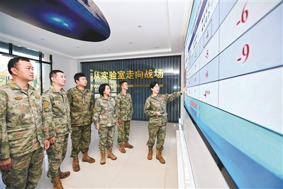 陆军步兵学院教员梁叶子(右一)在进行课堂设计的思路汇报。陆康威摄