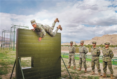 空军某旅开展组合400米障碍训练。刘 波摄