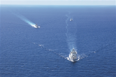 海军舰艇编队正在开展训练。贾晓鹏摄