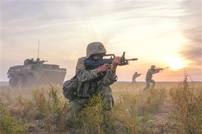 “刘老庄连”组织进攻战斗演练。本报记者 栾 铖摄