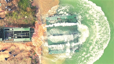 第73集团军某旅舟桥分队正在进行舟桥泛水。袁德坤摄