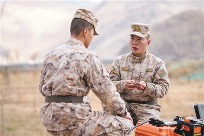 董振江（右一）对年轻骨干进行传帮带。陈效通摄