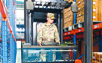 联勤保障部队某基地保管员在物资仓库作业。陈欢摄