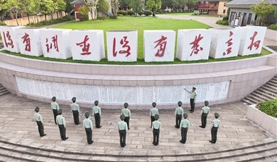 武警江西总队赣州支队组织官兵在毛泽东寻乌调查纪念馆参观见学（资料照片）。彭贤茗摄