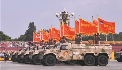 纪念中国人民抗日战争暨世界反法西斯战争胜利80周年阅兵式上，战旗方队气势如虹。“刘老庄连”战旗在其中迎风飘扬，接受党和人民检阅。本报记者　张　雷摄