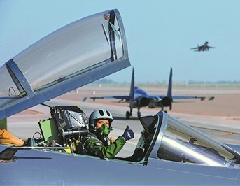 空军西安飞行学院飞行学员准备驾机起飞（资料照片）。本报特约记者 崔保亮摄