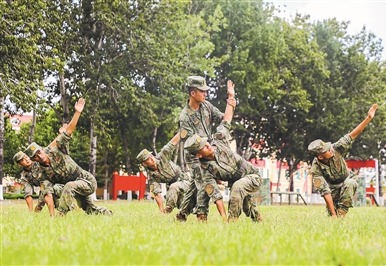 通用400米障碍训练前，该旅官兵正在进行热身训练。张仲彪摄