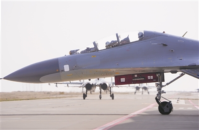 战机滑向起飞线。