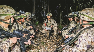 该旅任务分队官兵训练间隙开展战术研讨。刘成祥摄