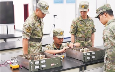 陆军工程大学军械士官学校组织学员进行装备供电设备检测。李  浩摄