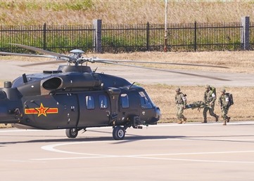 开展搜索营救课目演示。