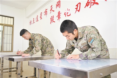 南部战区空军某雷达站官兵正在进行标图训练。