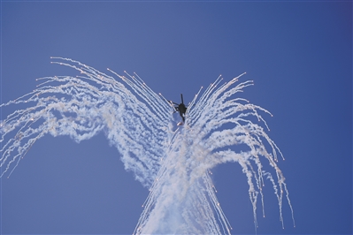 陆军“风雷”飞行表演队进行飞行表演。