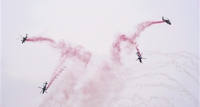 陆军“风雷”飞行表演队进行飞行表演。