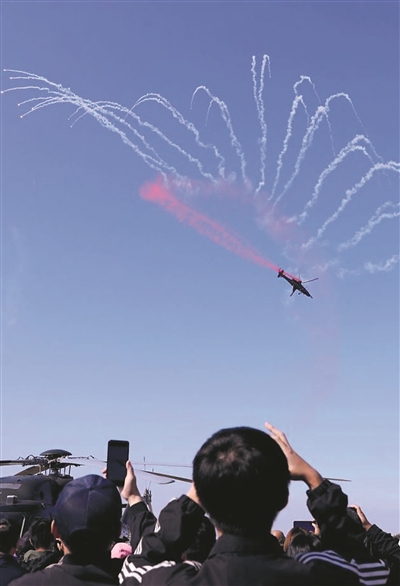 观众观看飞行表演。