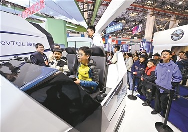 孩子们体验直升机模拟飞行。