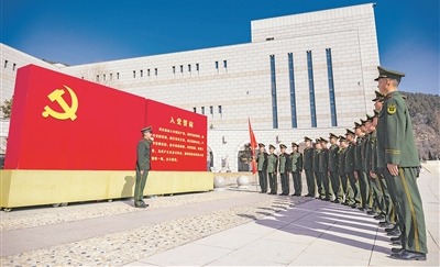 武警陕西总队延安支队官兵在延安革命纪念馆组织现地教育。郭兴涛摄