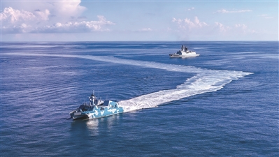 秋日，海军某支队组织海上训练。田波涛摄