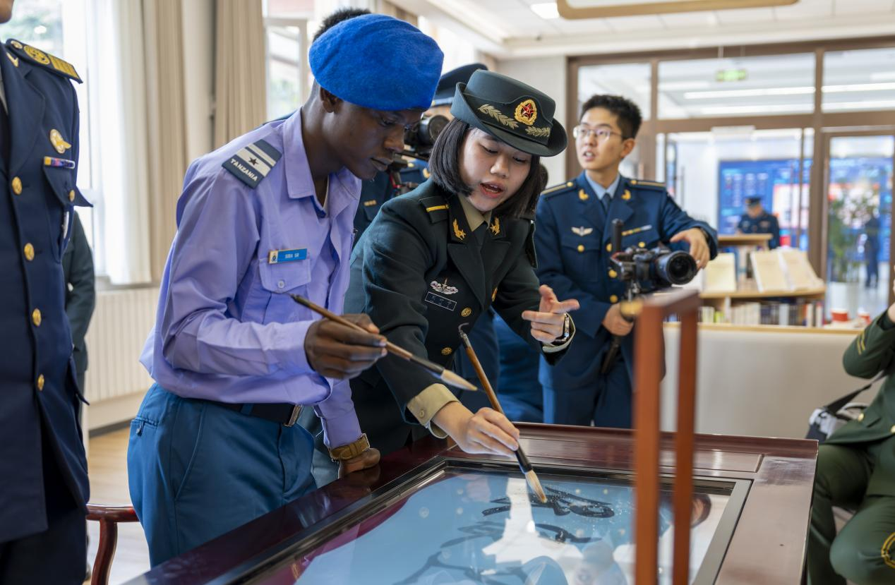 11月3日，中外学员一起体验书法文化。人民网记者 唐宋摄