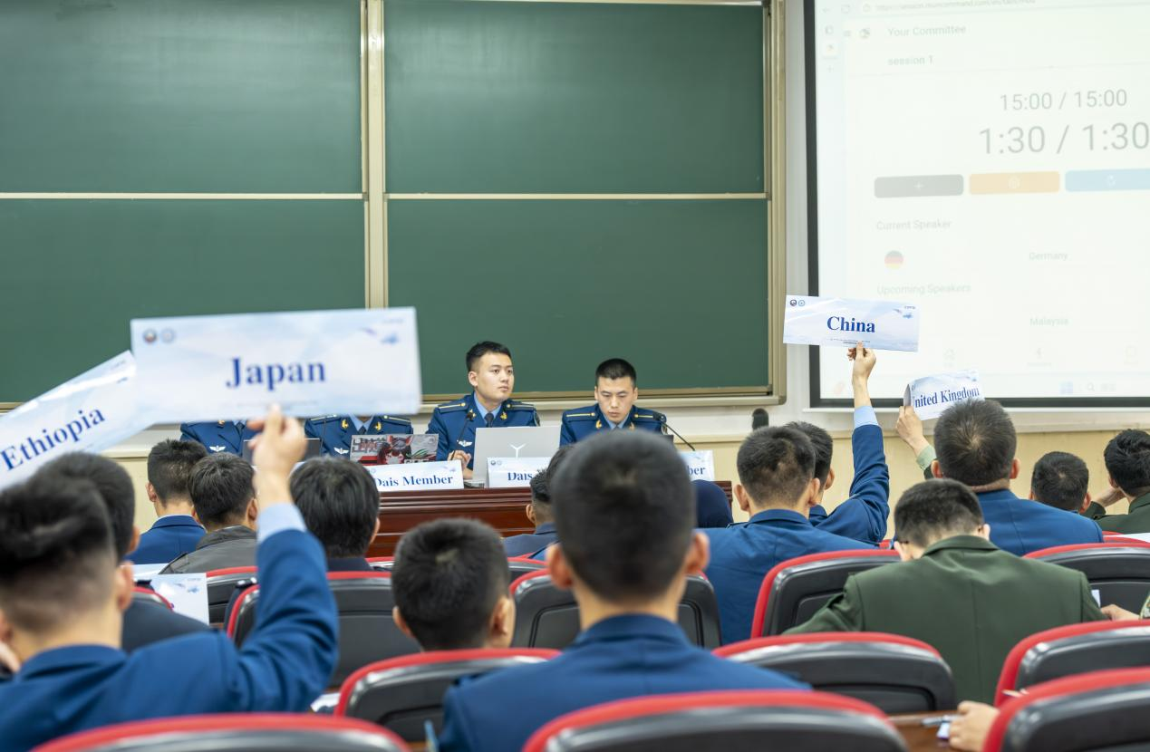 11月4日，空军第六届国际学员周举办模拟联合国会议，学员进行投票。人民网记者 唐宋摄