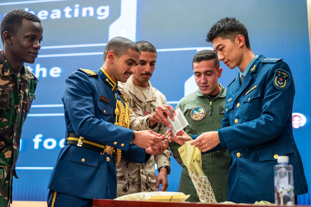 11月4日，空军第六届国际学员周举办中外学员军事科技研讨会，双方学员体验我军单兵自热食品。陈蒙摄