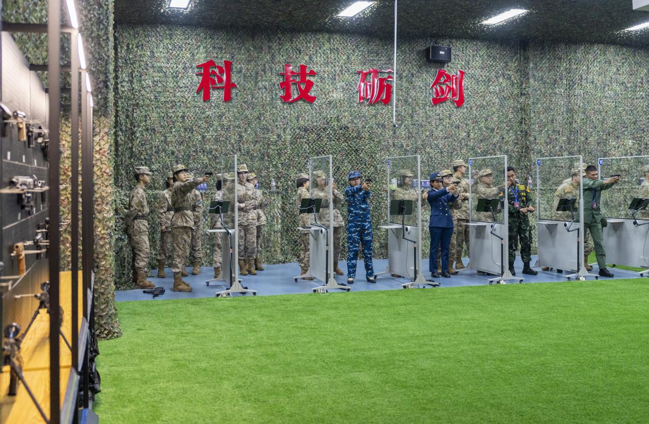 11月5日，在心理行为训练中心，中外学员体验虚拟射击。人民网记者 唐宋摄