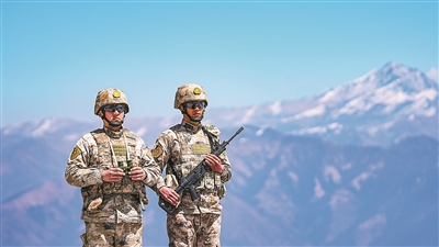 官兵正在站岗执勤。方 润摄