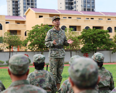 谢亮进行训练讲评。梁凯昌摄