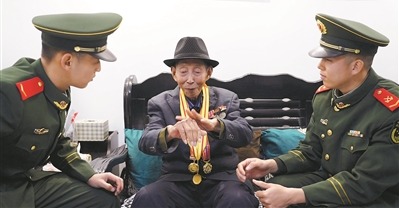 武警官兵聆听抗战老兵张汉奇讲述战斗故事。向峥旭摄