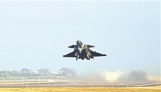 一架歼-20战机从某机场起飞，执行“正义使命-2025”演习任务。本报记者  冯喆信摄