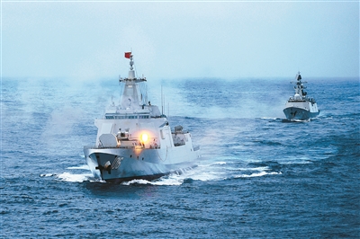 海军舰艇编队位台岛以东开展主炮对海射击演练。本报特约通讯员  乔晨曦摄