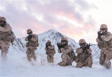 巡逻途中开展战术训练。