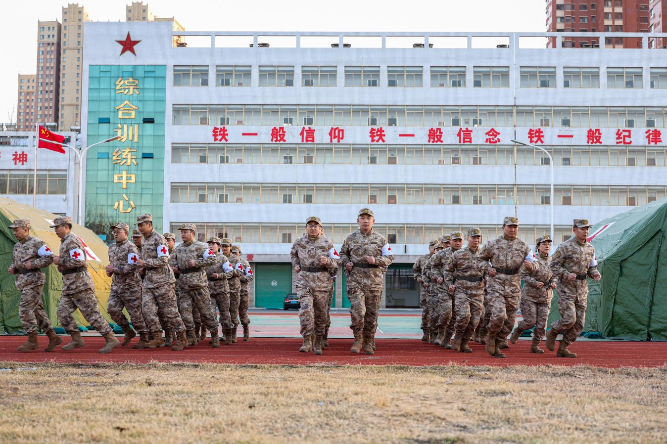 陆军第80集团军医院开展批量伤员救治课目演练。刘雨辰摄