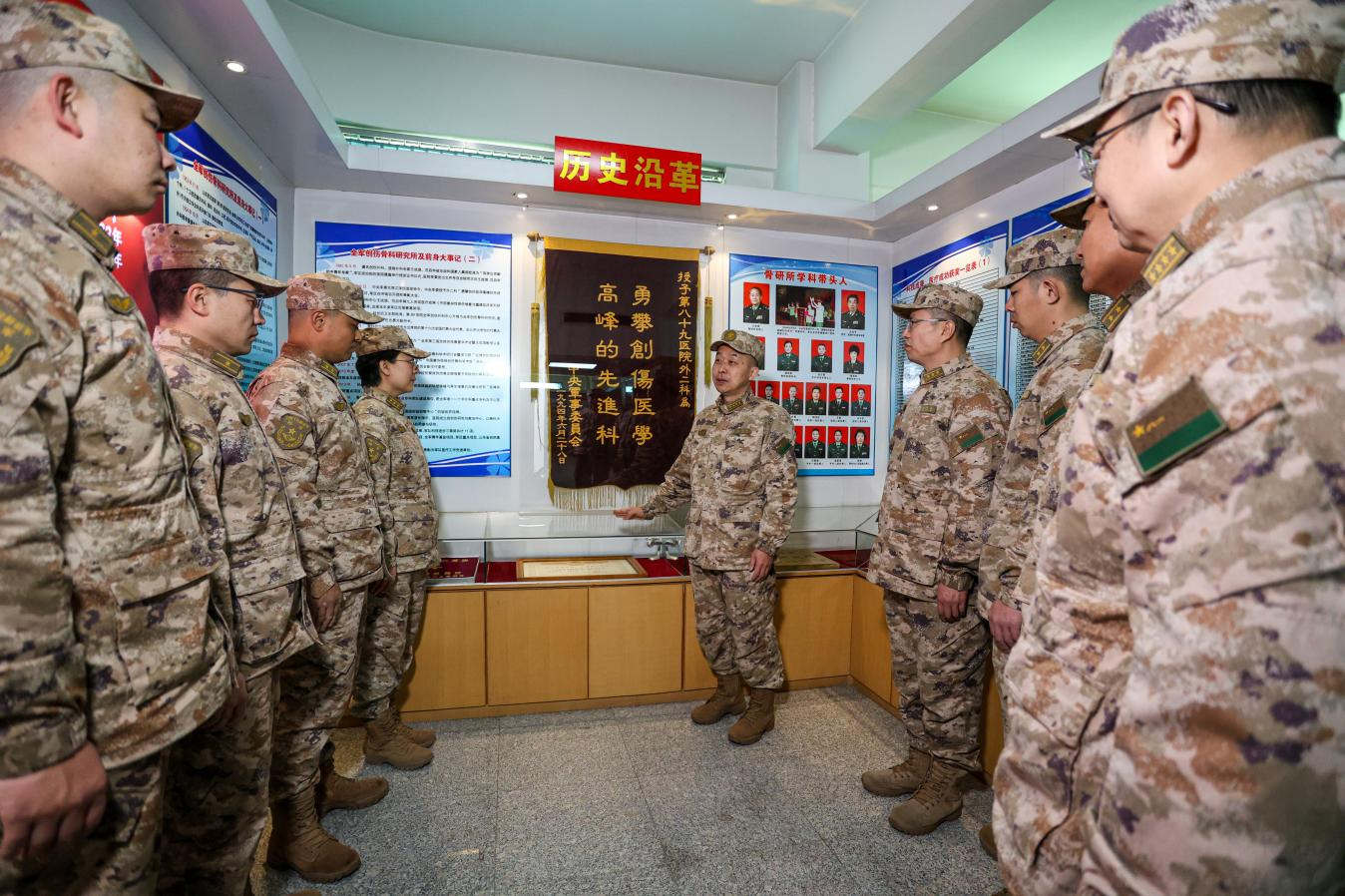 博士团队在荣誉面前回望初心使命。刘雨辰摄