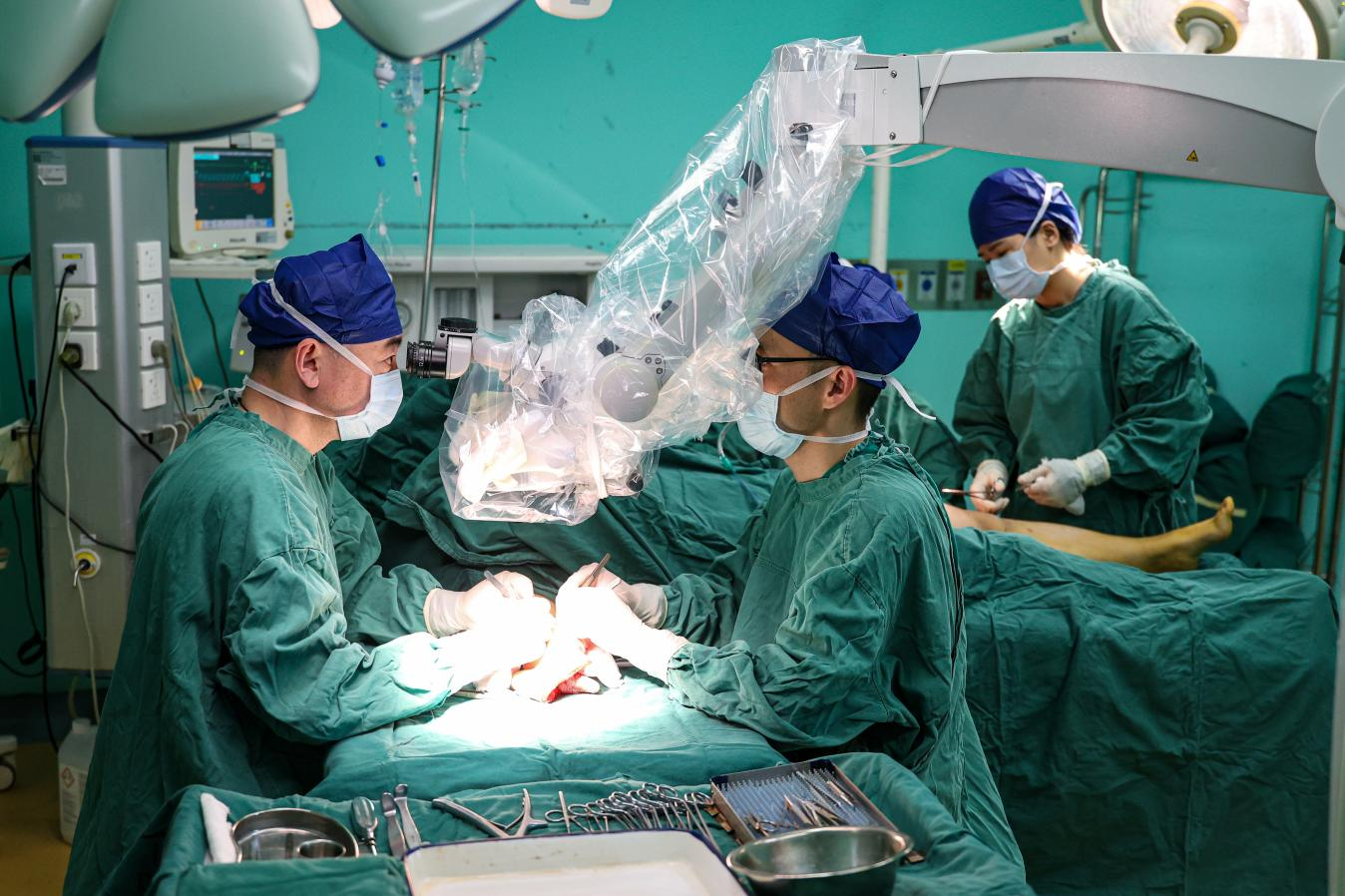 博士团队合力救治病患。刘雨辰摄