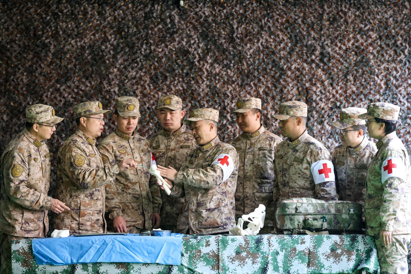 博士团队共同研讨病例。刘雨辰摄