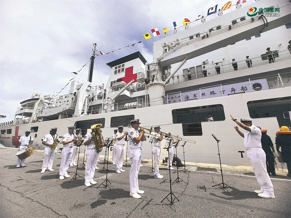 “丝路方舟”号医院船抵达巴西里约热内卢港。这是巴方军乐队演奏现场。崔晓洋摄