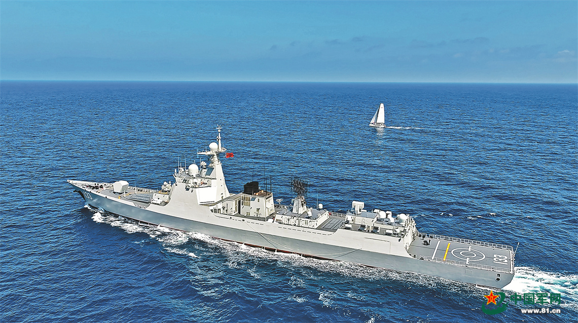 包头舰在护航中。任  科摄