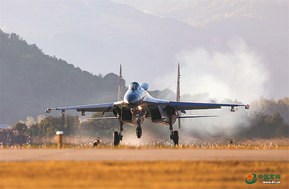 寒冬时节，空军某部组织飞行训练。李凯摄