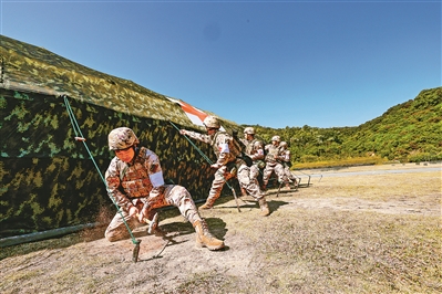 武警广东总队某支队卫勤保障分队进行野战帐篷搭设训练。胡福建摄