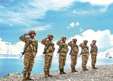 雪山下的敬礼。