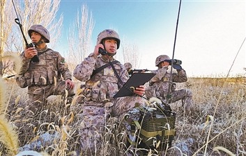 该旅侦察引导组观察远方目标，为呼叫空中火力支援收集信息。曾阳程摄