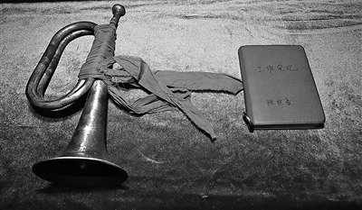 军号与工作笔记“同框”。王鹏远摄