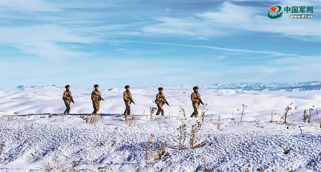 丙午马年春节到来之际，陆军某部官兵执行巡逻任务。虞张帅摄