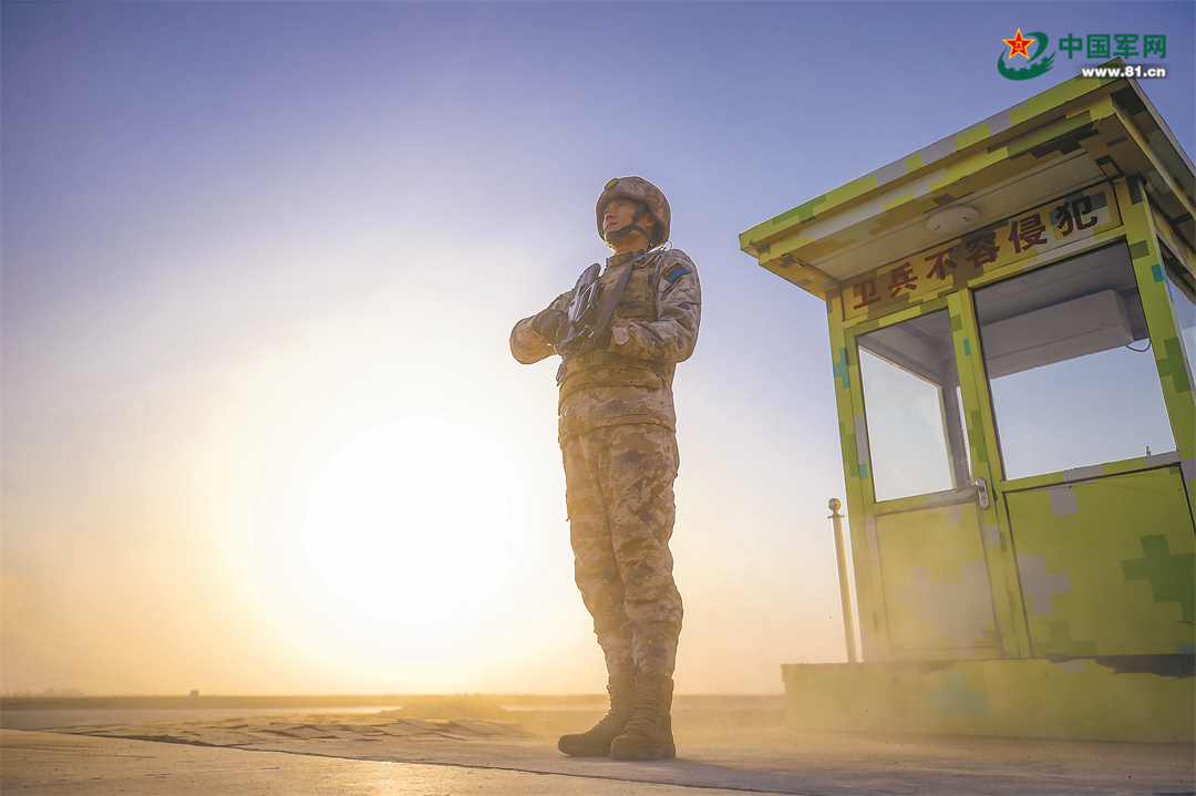 风沙中，空军某部哨兵坚守哨位。仝祥瑞摄