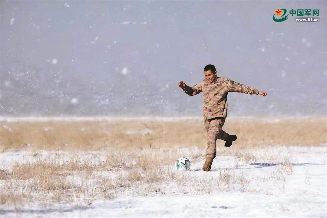 新疆军区科加尔特边防连战士参加雪地足球赛。本报特约记者 王军强摄