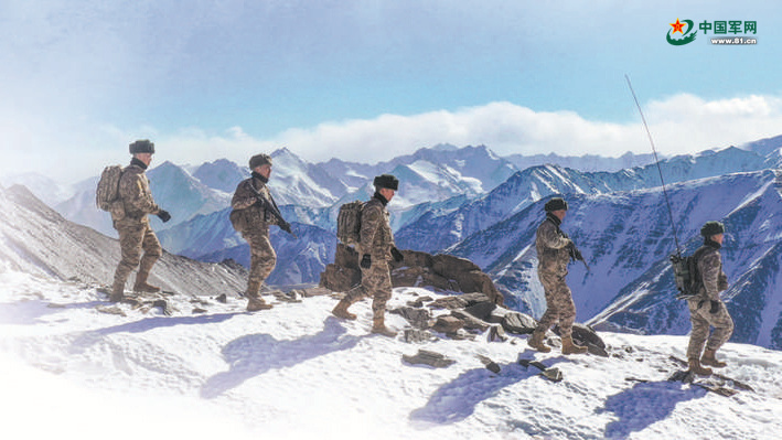 新疆军区别迭里边防连官兵雪山巡逻。邱天伦摄