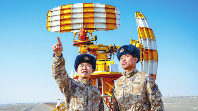 新春佳节，空军某部官兵坚守战位，守护万家团圆。 李荔奔摄