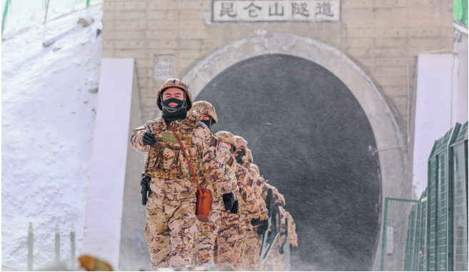 2月16日，在海拔近5000米的昆仑山北麓无人区，武警青海总队海西支队官兵冒着严寒在青藏铁路昆仑山隧道执行巡逻任务。杨浩 摄