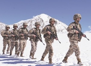 穿越冰原。马森 摄